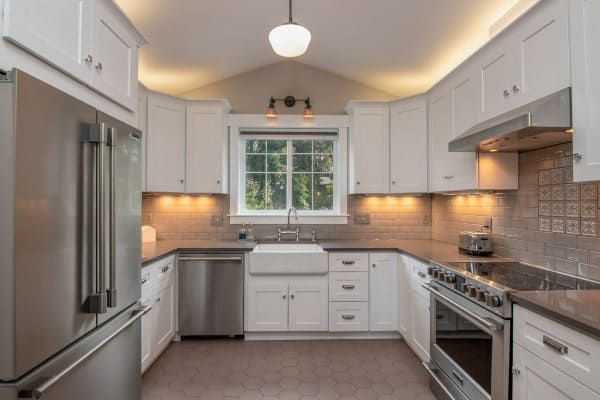 Bucătărie albă renovată complet, cu pereți zugrăviți și mobilier nou